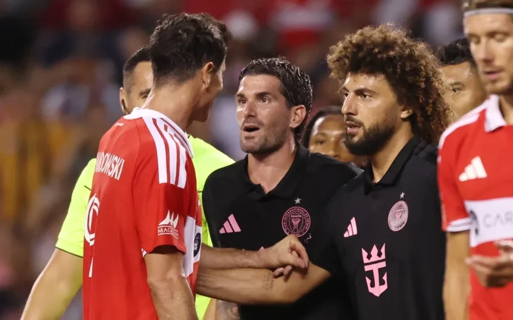 De Paul y Lewandowski se enfrascan en discusión durante empate entre Chicago Fire e Inter Miami