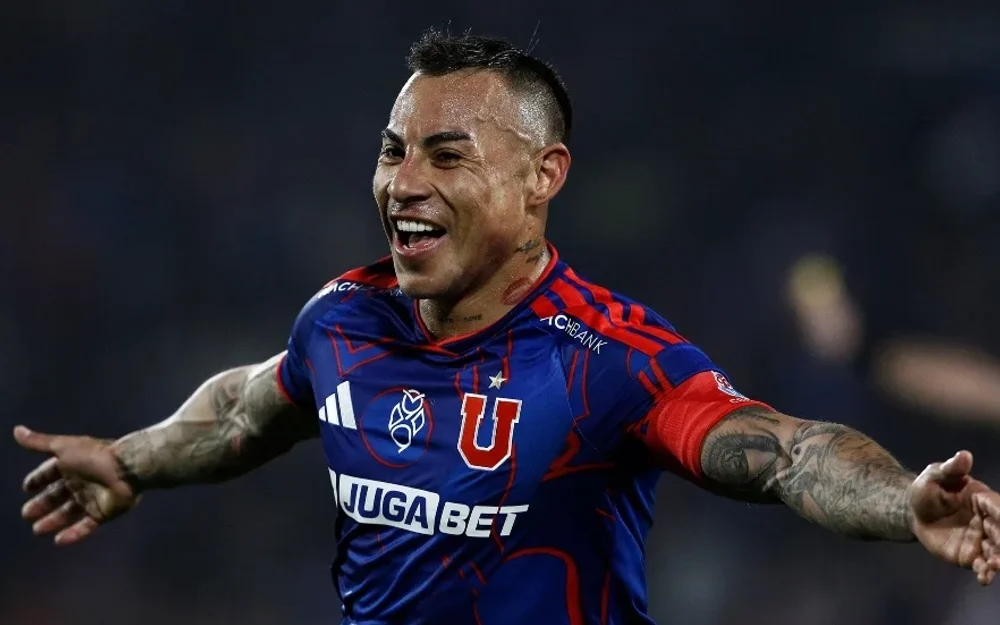 Azul Azul prepara oferta de renovación con aumento de sueldo para Eduardo Vargas