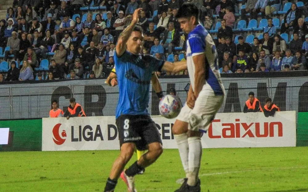 Santa Cruz sorprende a Iquique y respira en la lucha por no descender
