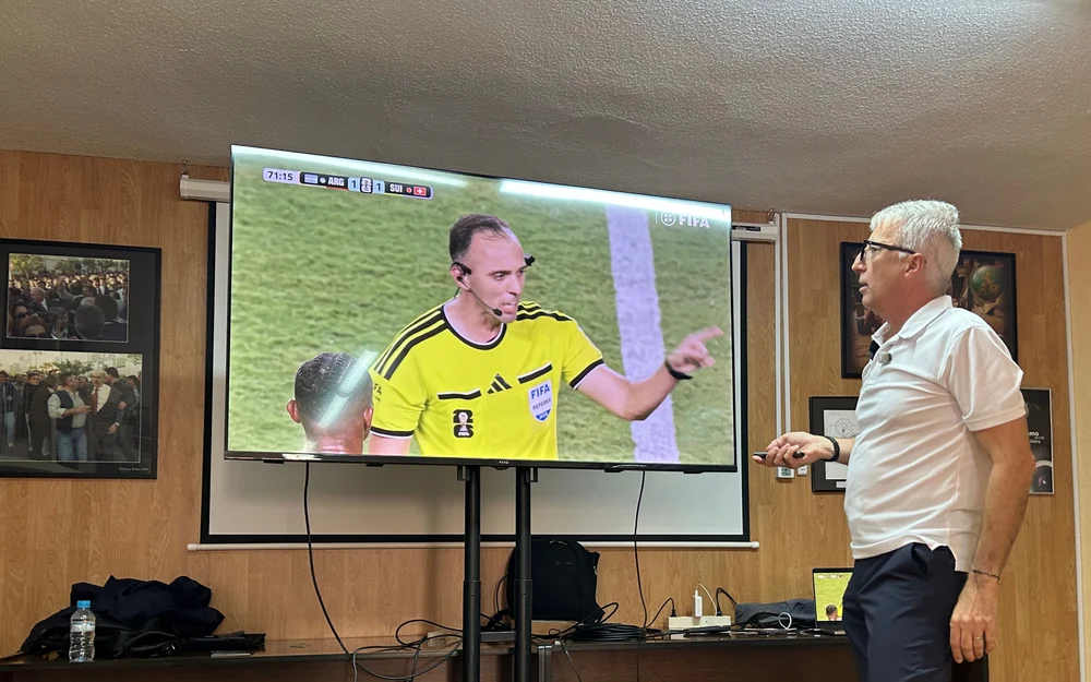 Fernández Borbalán repasa los cambios al reglamento arbitral en una charla para la prensa en Almería