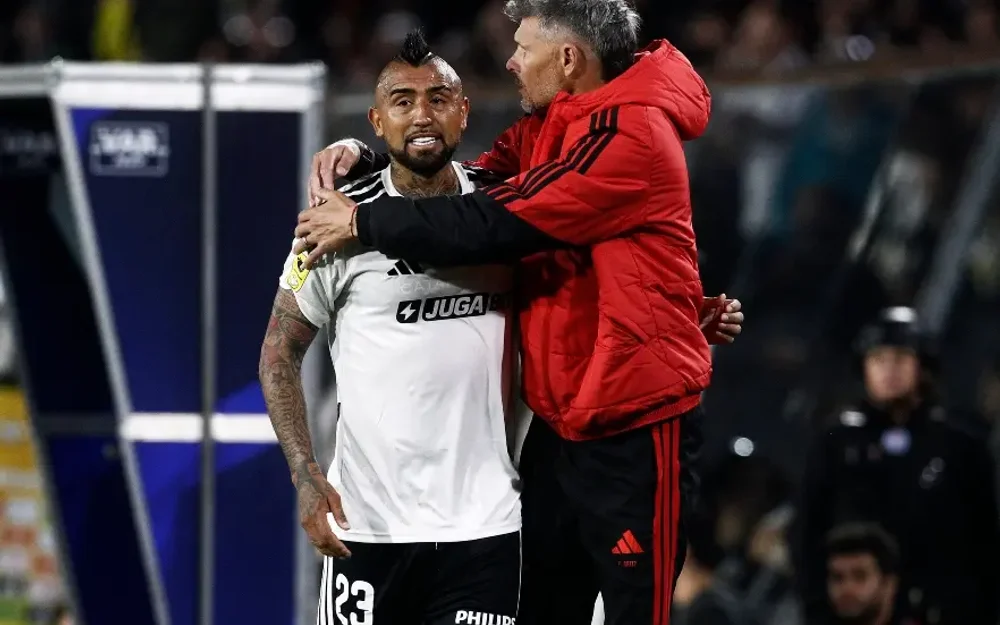 Fernando Ortiz evita dramatizar por su renovación en Colo Colo y deja pistas sobre el futuro de Arturo Vidal