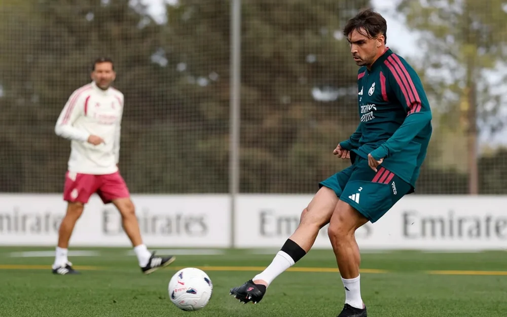 Asencio vuelve a entrenar con el grupo y arranca la temporada como último central en la lista
